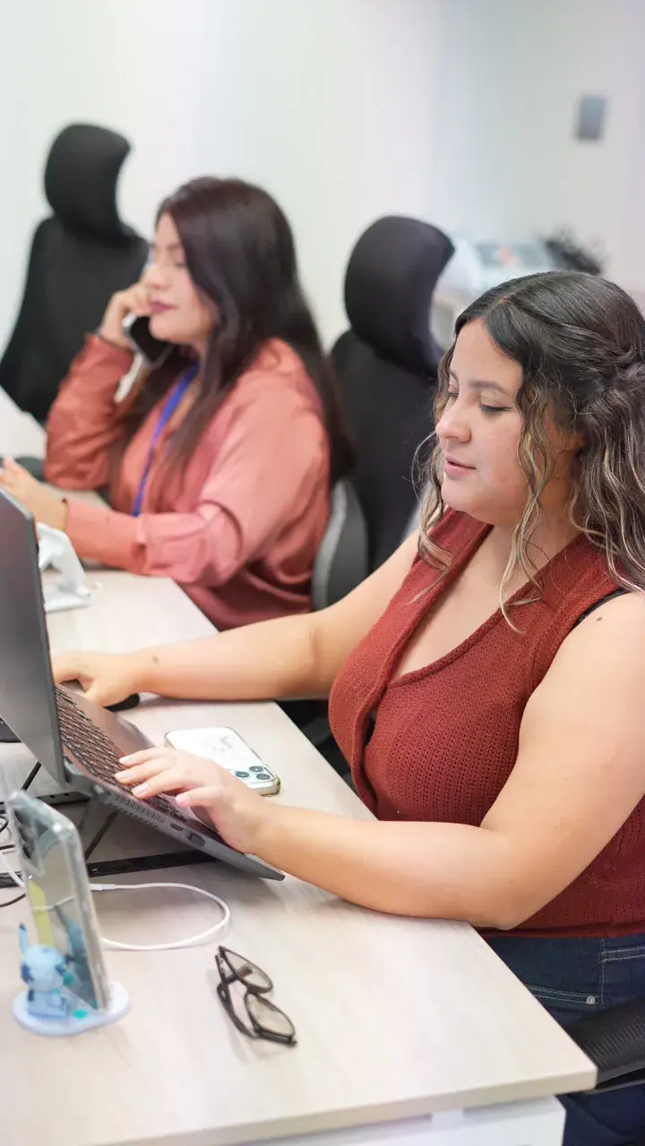 Equipo de profesionales de OBC Team trabajando en oficina